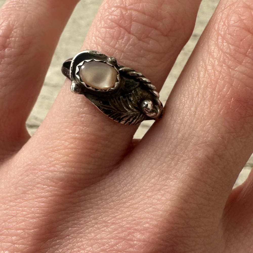 Vintage Native American Sterling MOP Cabachon Ring